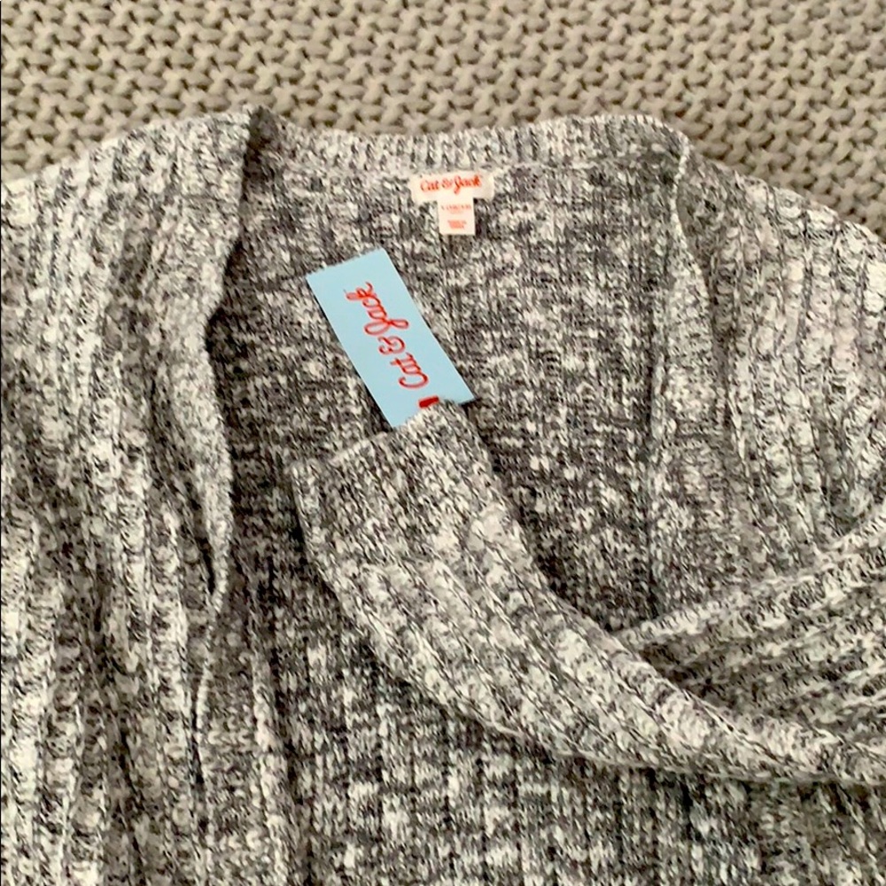 I am selling a cat and jack girls Cardigan!
